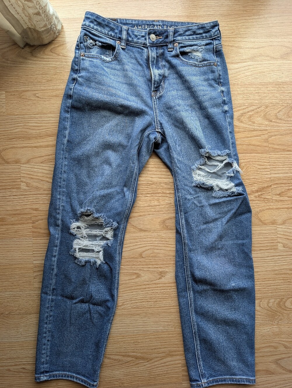 American Eagle "Mom" Straight Leg Size 4 Stretch